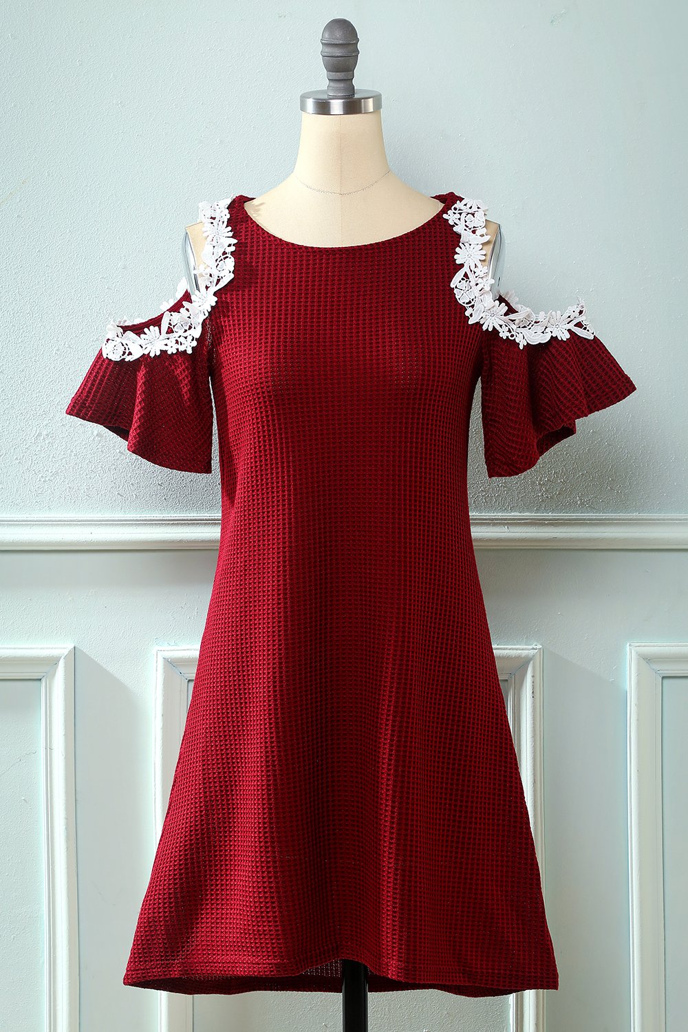 Robe en maille rouge foncé à épaules dénudées avec applications