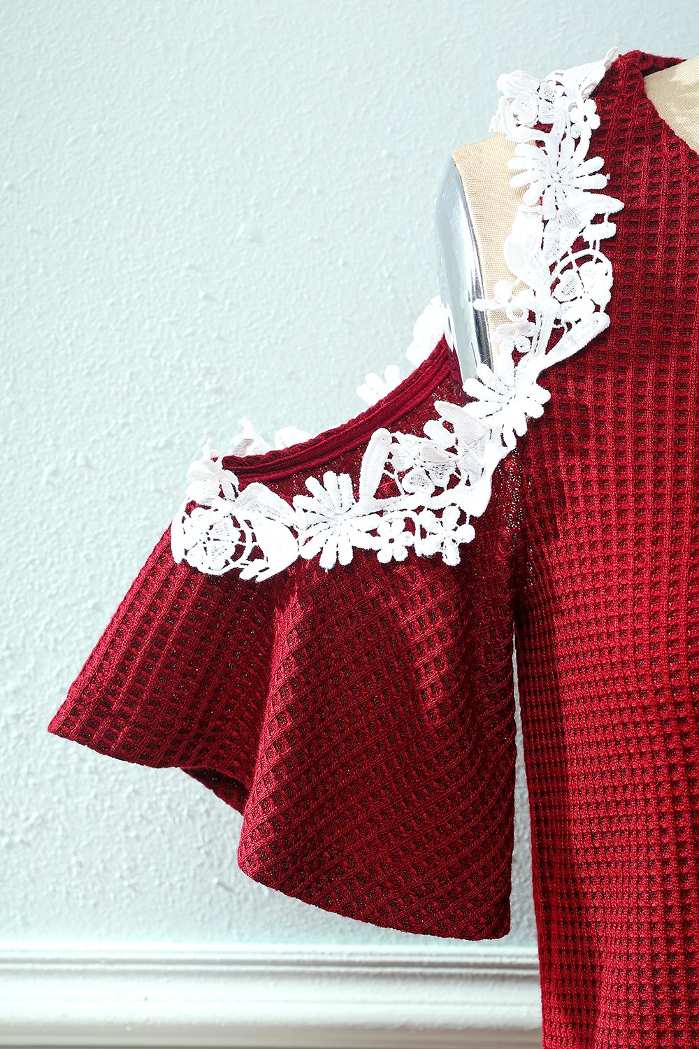 Robe en maille rouge foncé à épaules dénudées avec applications
