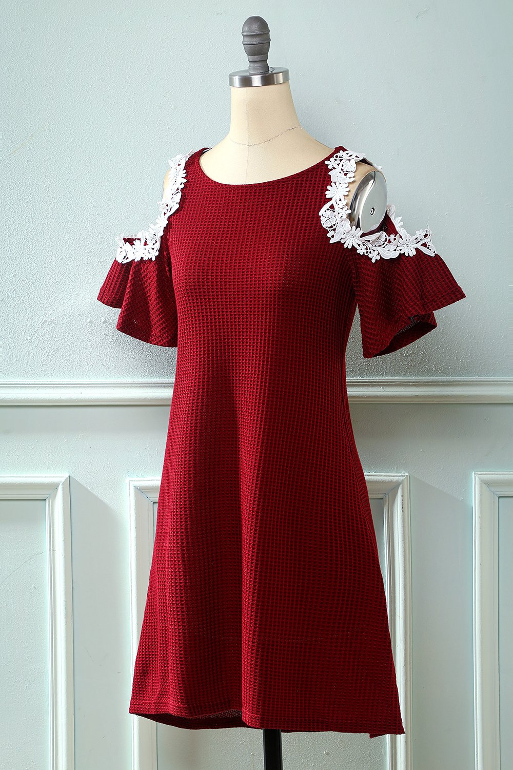Robe en maille rouge foncé à épaules dénudées avec applications