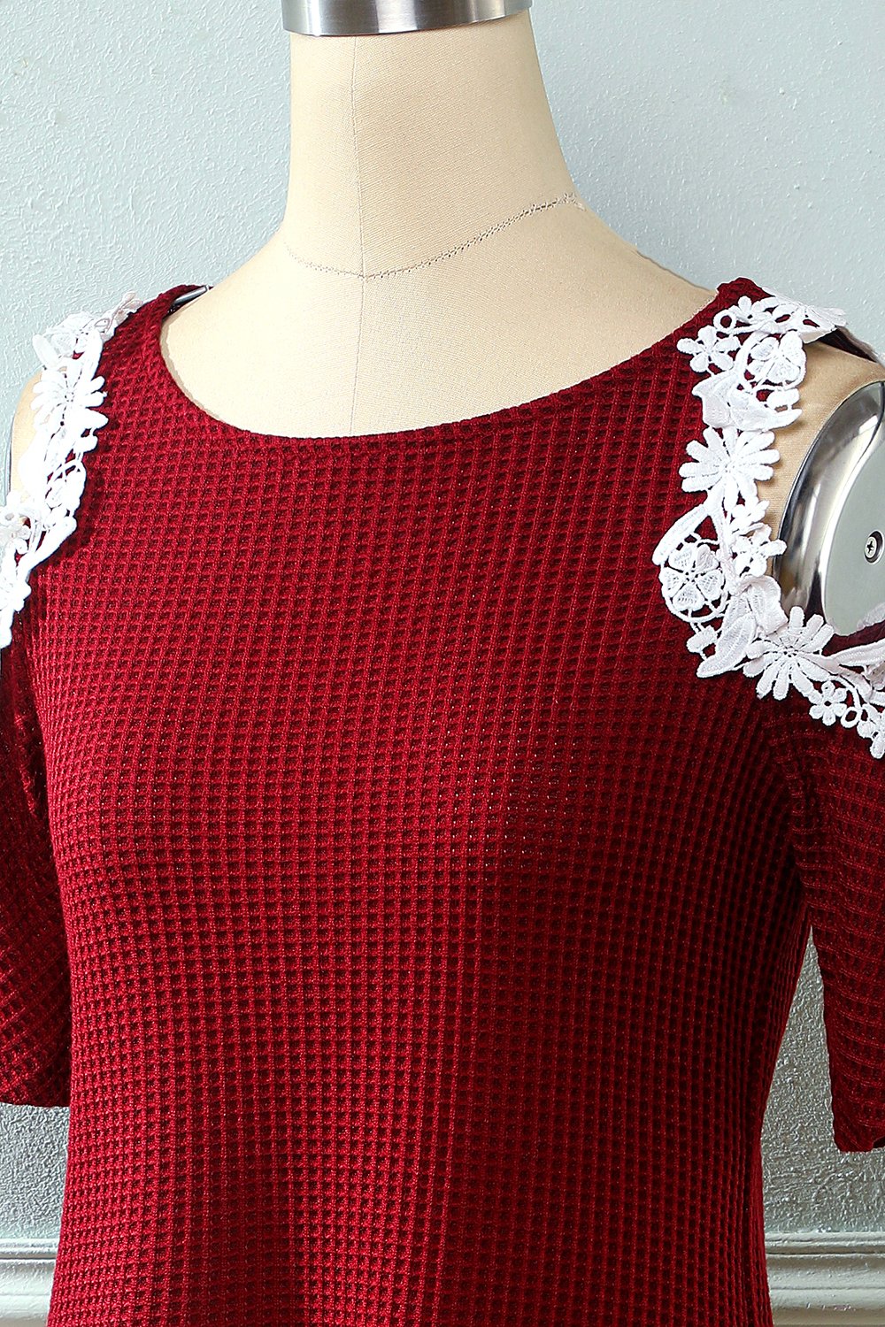 Robe en maille rouge foncé à épaules dénudées avec applications