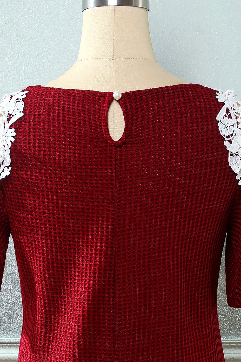 Robe en maille rouge foncé à épaules dénudées avec applications