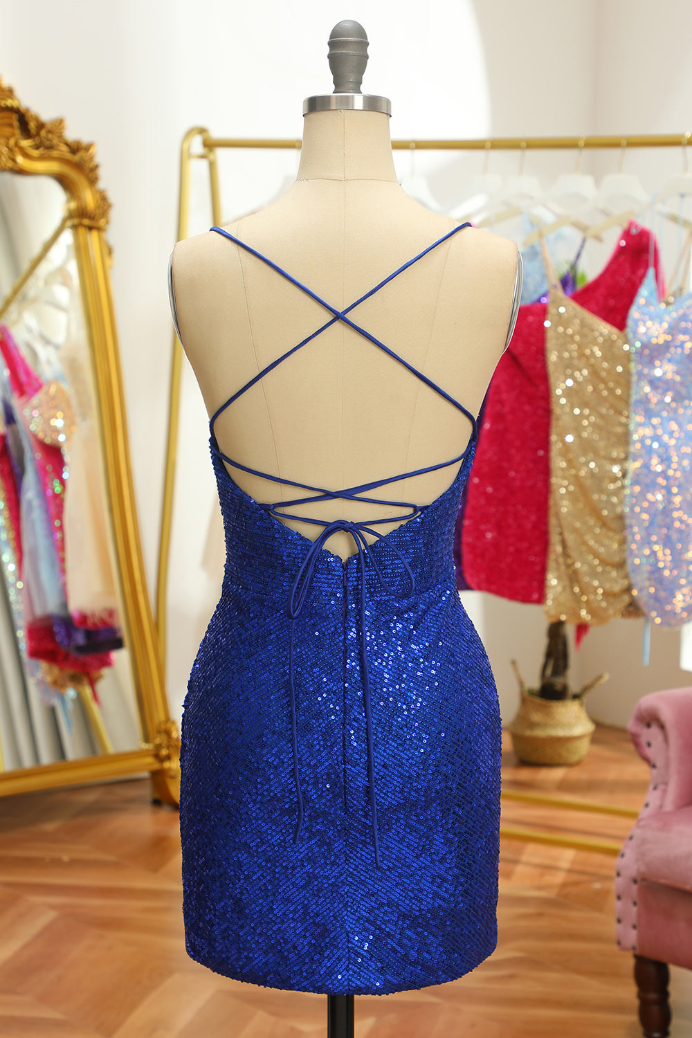 Robe de bal courte moulante dos nu à paillettes bleues