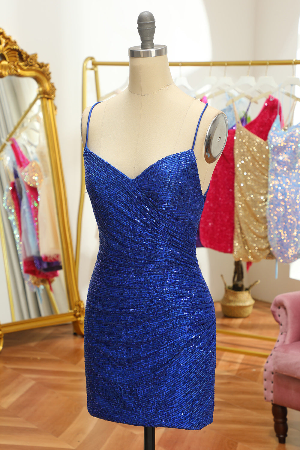 Robe de bal courte moulante dos nu à paillettes bleues