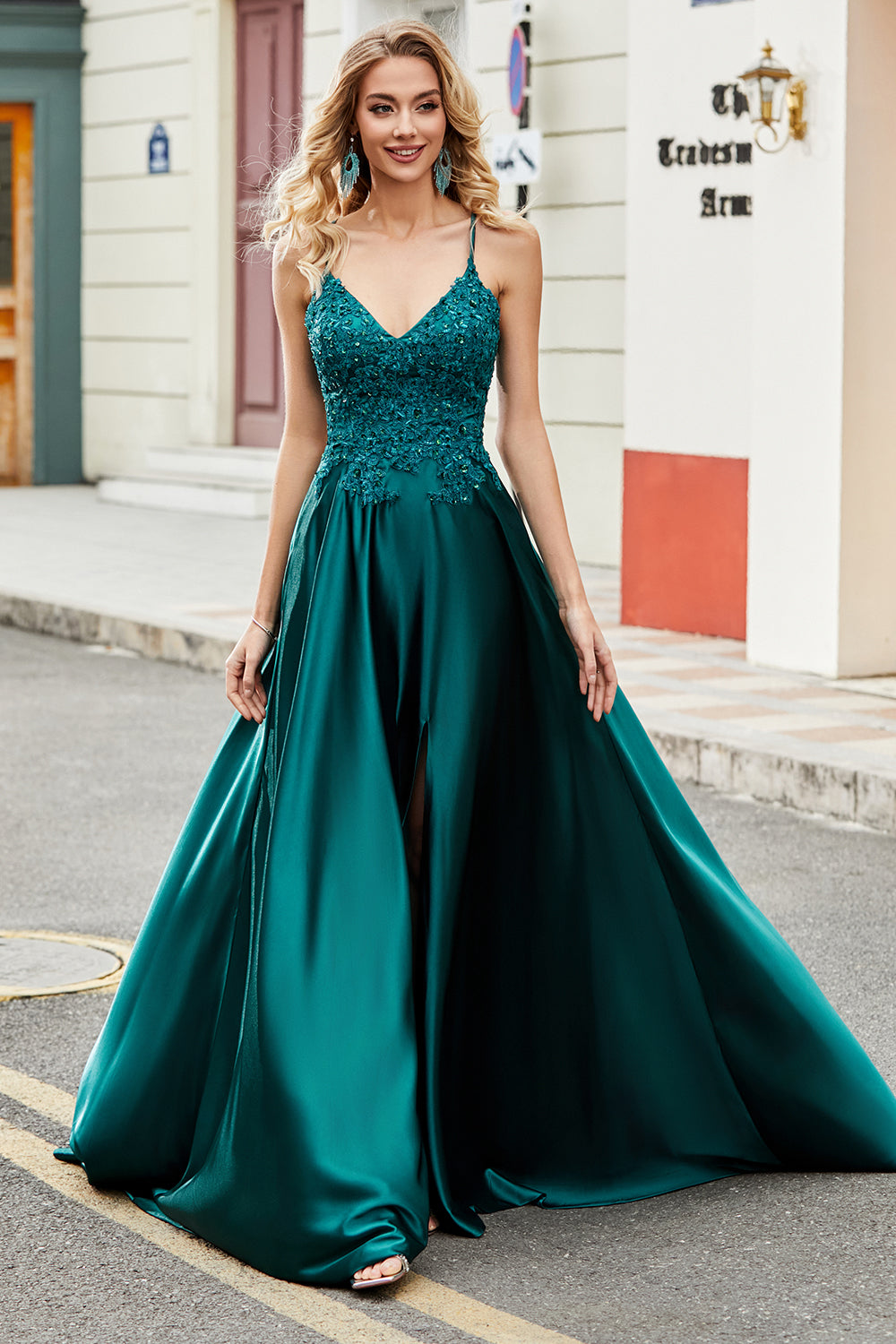 Robe de soirée longue trapèze vert paon tendance avec bretelles fines et appliques