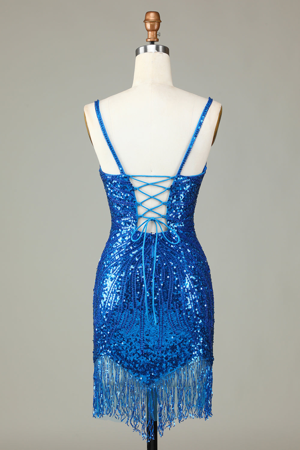 Robe courte de cocktail moulante à fines bretelles, sequins bleus scintillants et pampilles