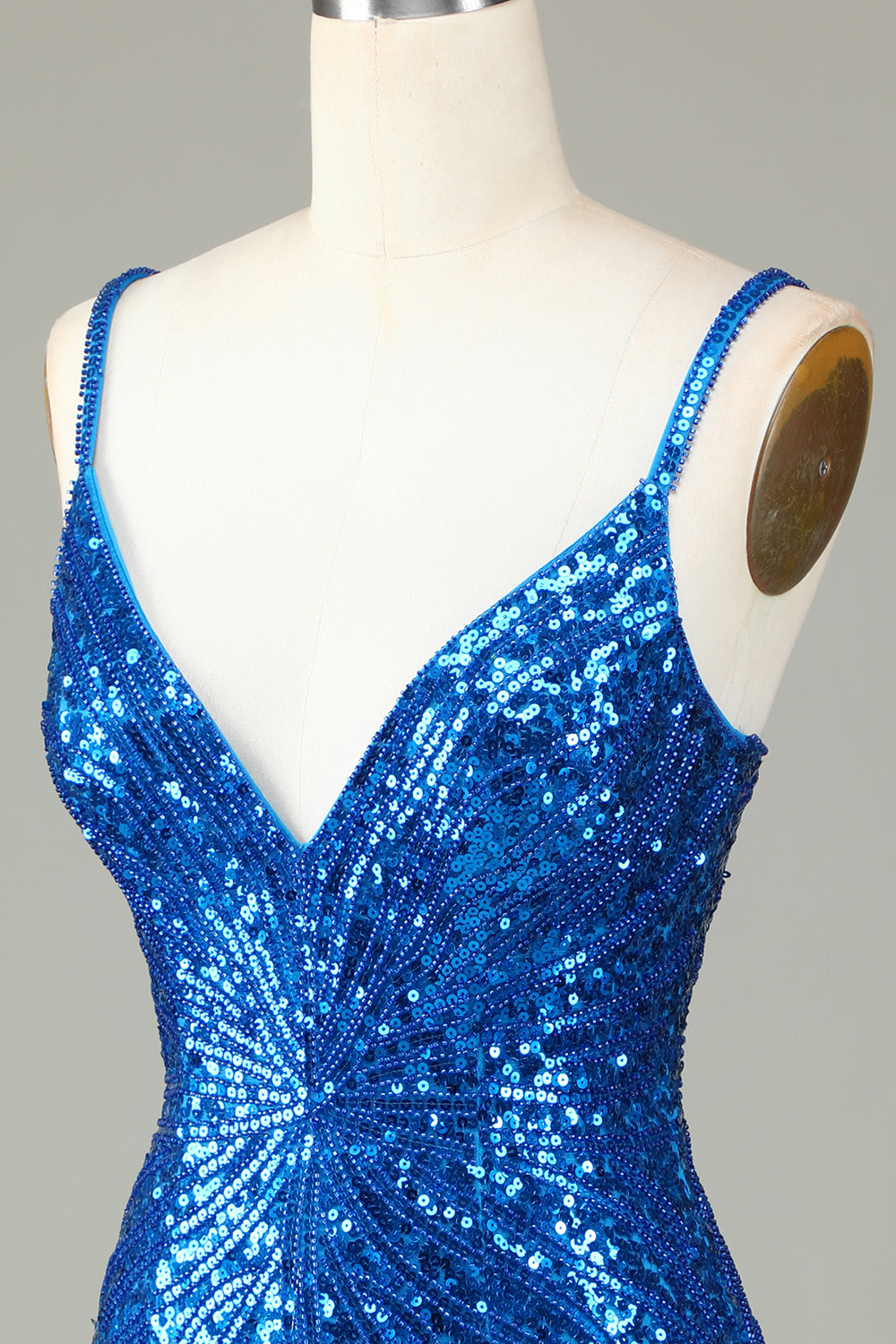 Robe courte de cocktail moulante à fines bretelles, sequins bleus scintillants et pampilles