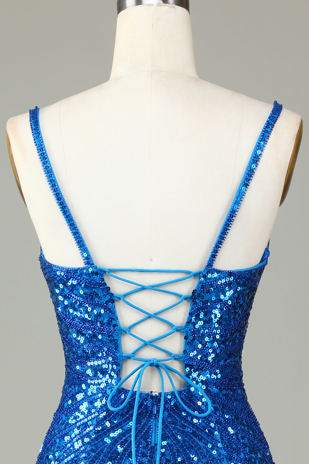 Robe courte de cocktail moulante à fines bretelles, sequins bleus scintillants et pampilles
