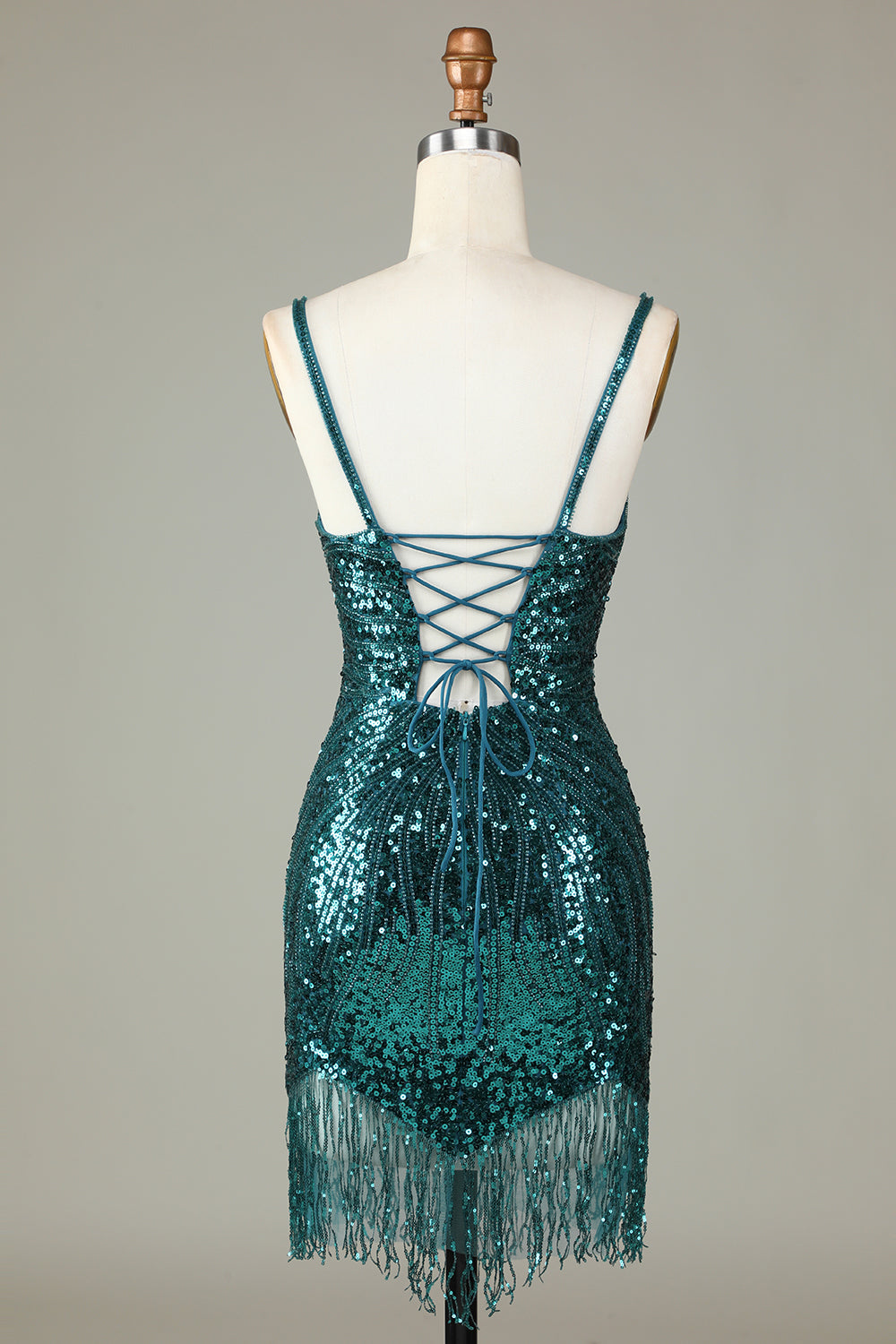 Robe courte de cocktail moulante à fines bretelles, sequins bleus scintillants et pampilles