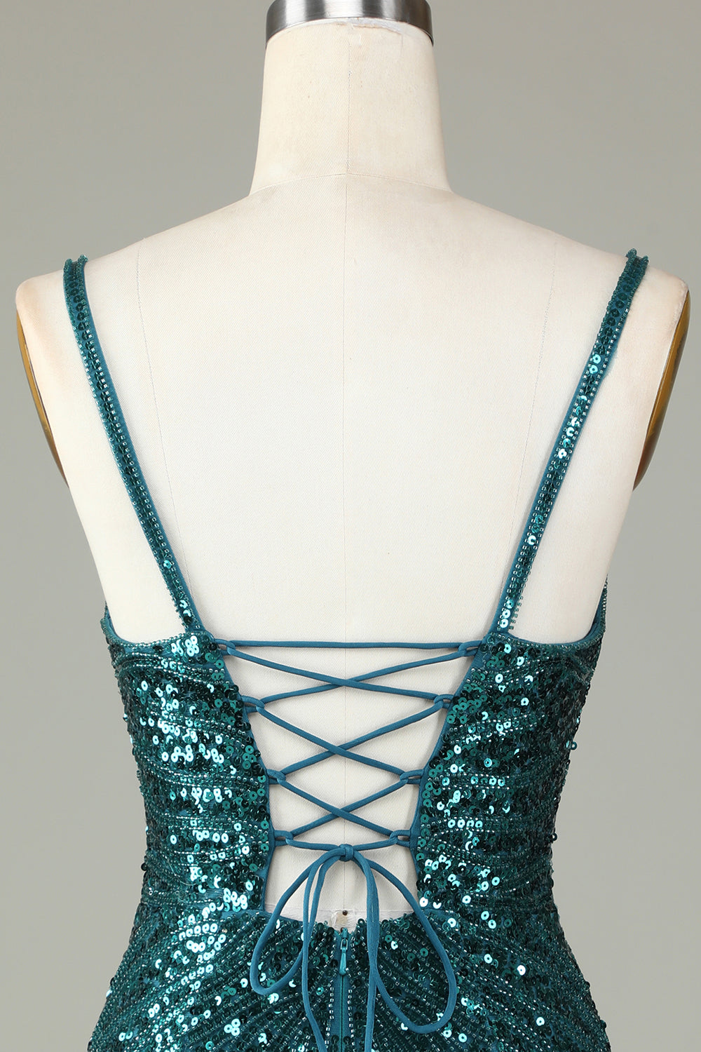 Robe courte de cocktail moulante à fines bretelles, sequins bleus scintillants et pampilles