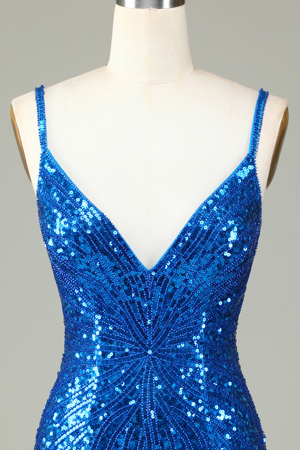 Robe de bal courte moulante et scintillante bleu à fines bretelles, lacets au dos et perles