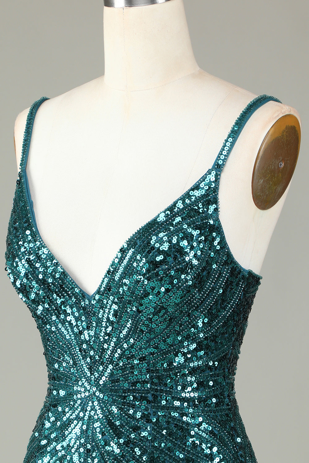 Robe de bal courte moulante et scintillante bleu à fines bretelles, lacets au dos et perles