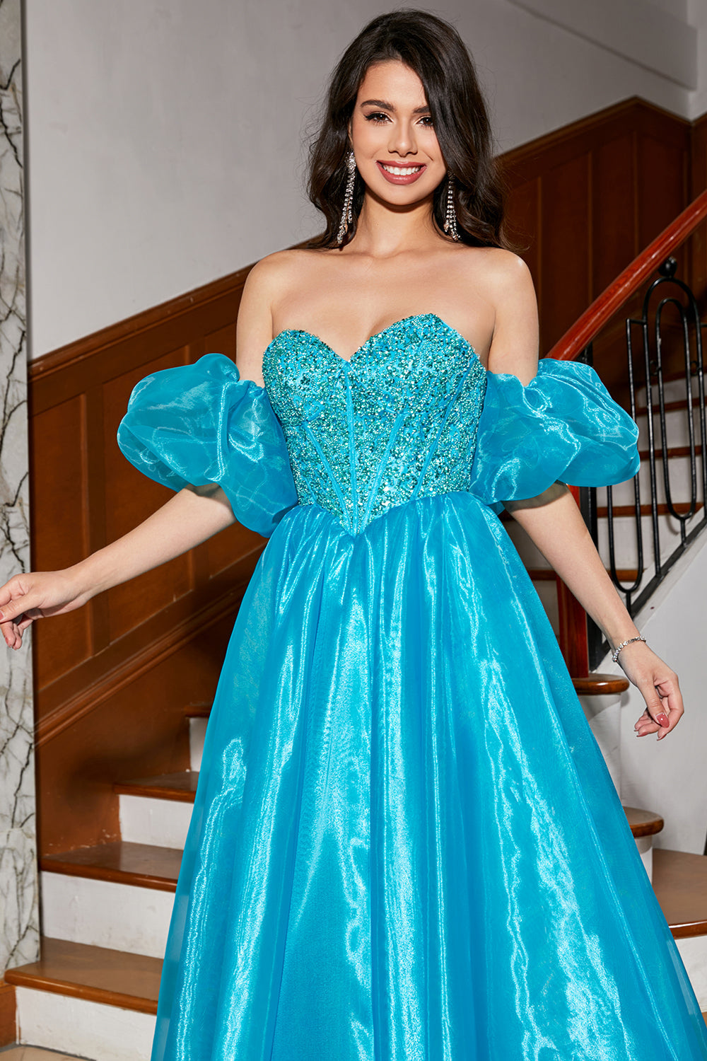 Robe de bal bustier bleue trapèze avec perles