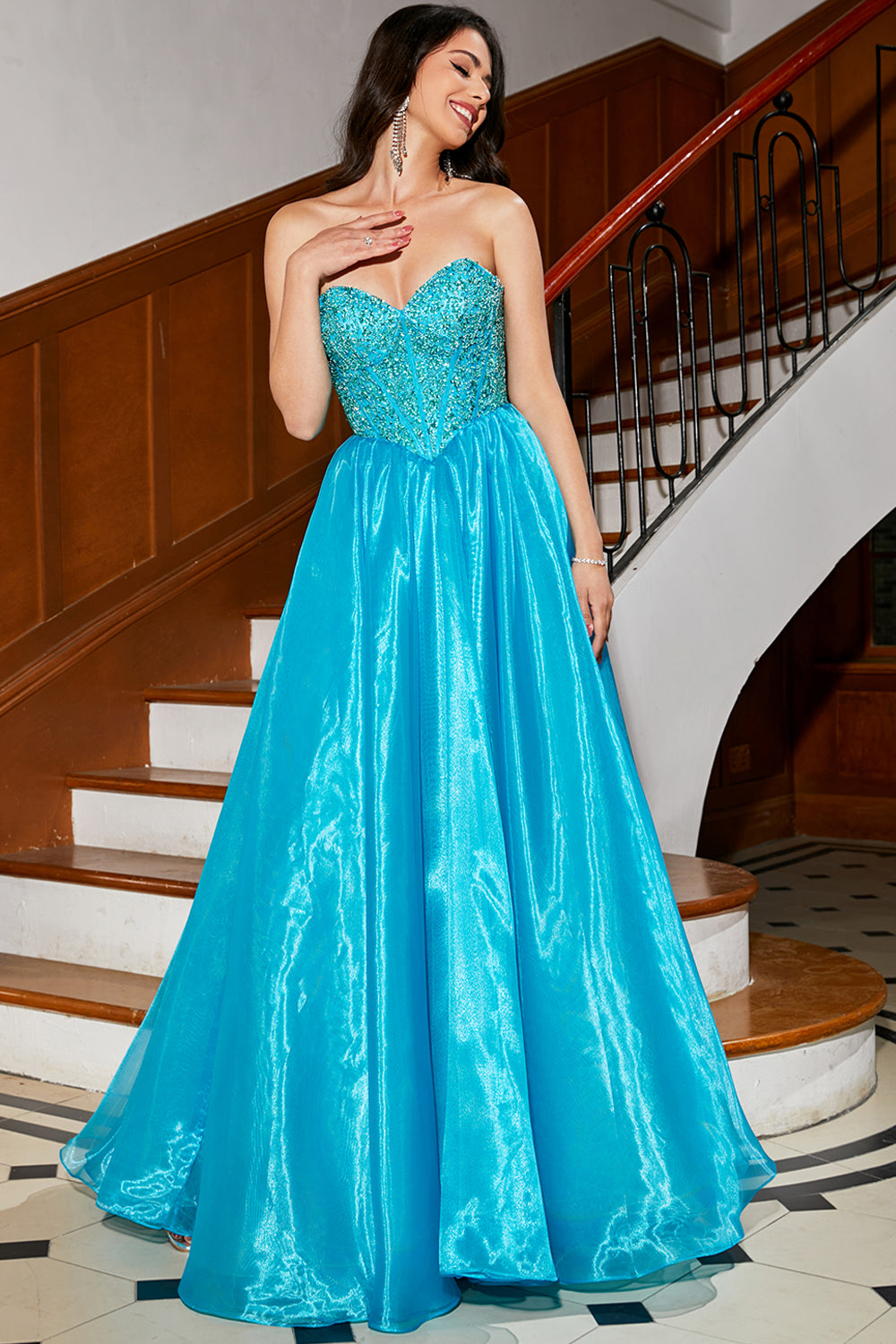Robe de bal bustier bleue trapèze avec perles