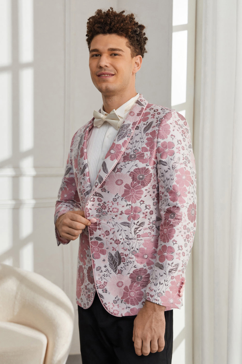 Costumes de rentrée deux pièces roses à revers châle, un bouton et jacquard fleuri