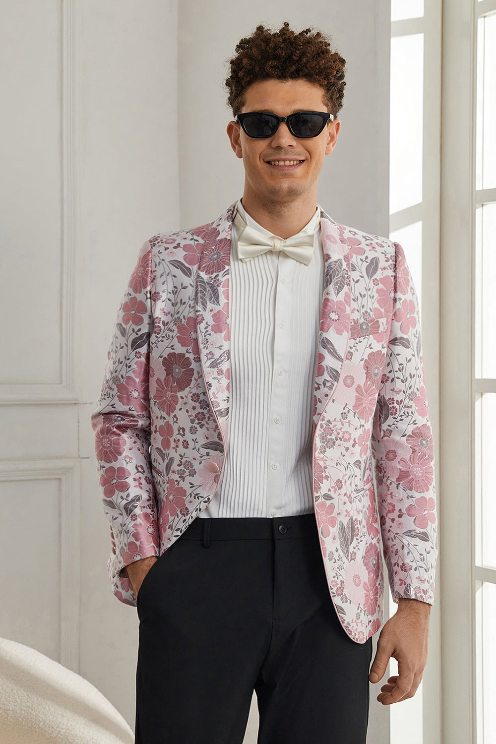 Costumes de rentrée deux pièces roses à revers châle, un bouton et jacquard fleuri