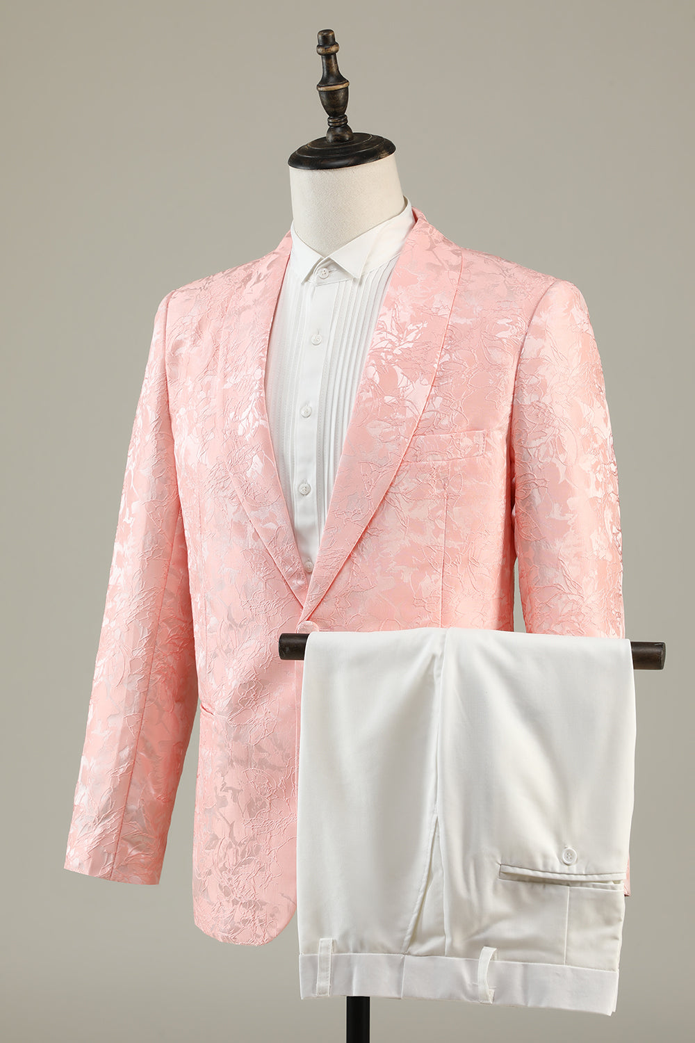 Costume de bal deux pièces rose clair à revers châle jacquard et un bouton