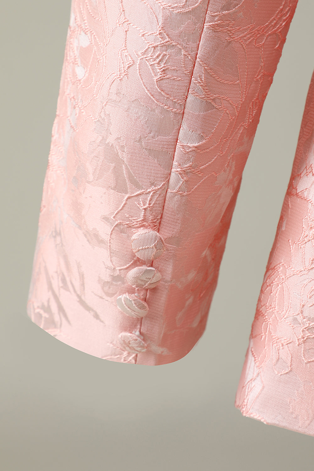 Costume de bal deux pièces rose clair à revers châle jacquard et un bouton