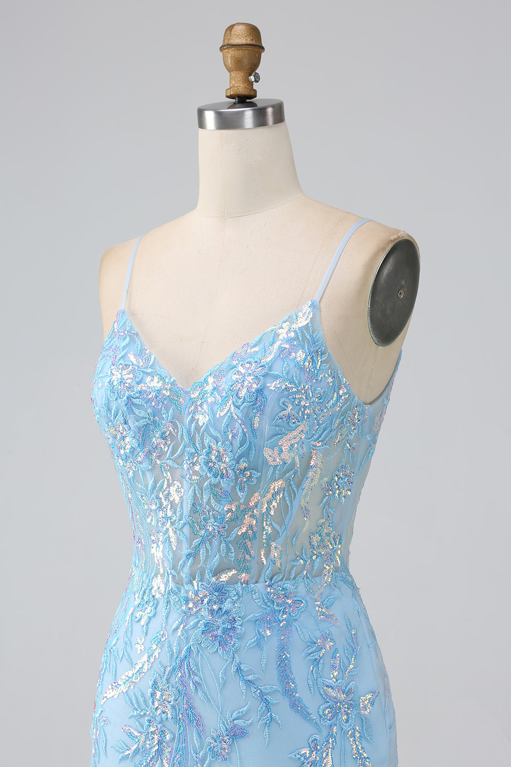 Robe longue de bal bleu clair scintillant coupe sirène à fines bretelles avec perles