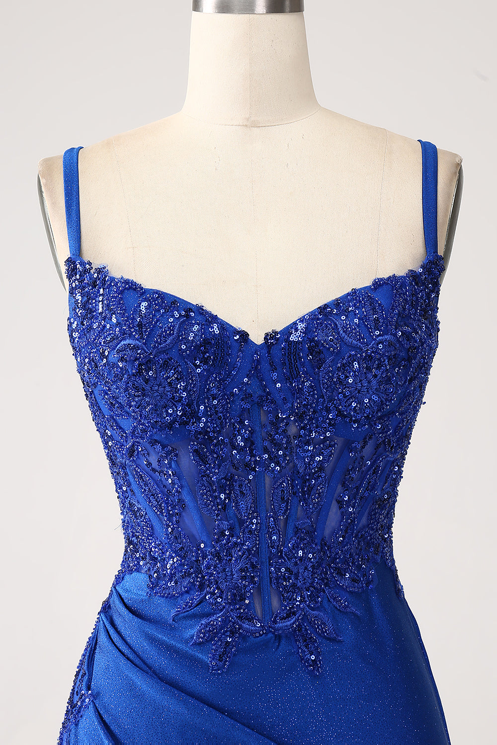 Robe de bal longue sirène bleu roi pailletée à fines bretelles et appliqués