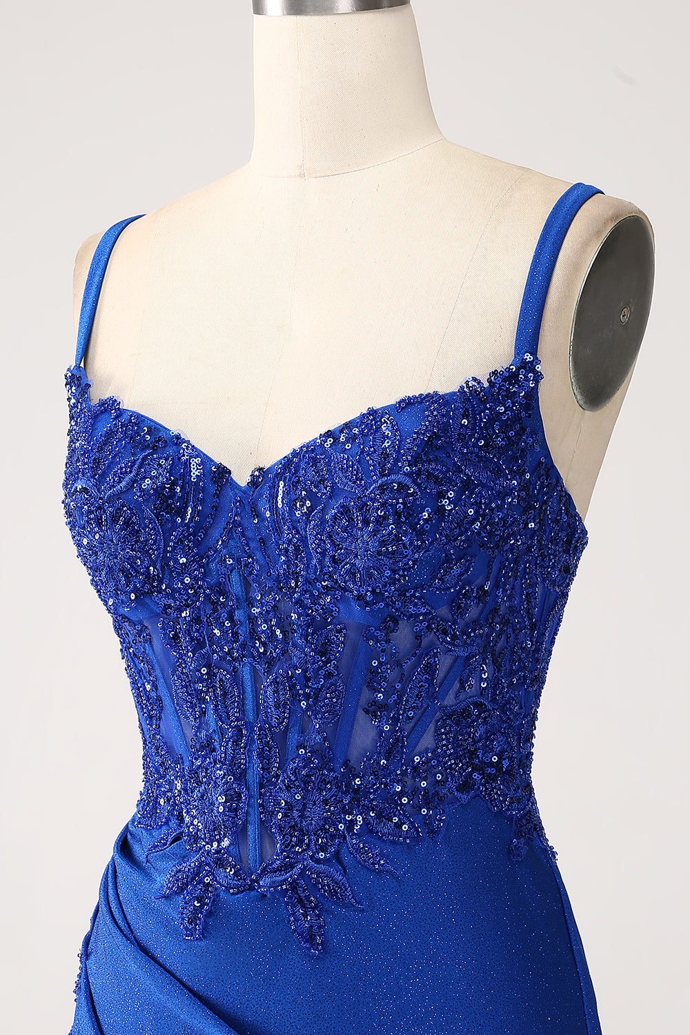 Robe de bal longue sirène bleu roi pailletée à fines bretelles et appliqués