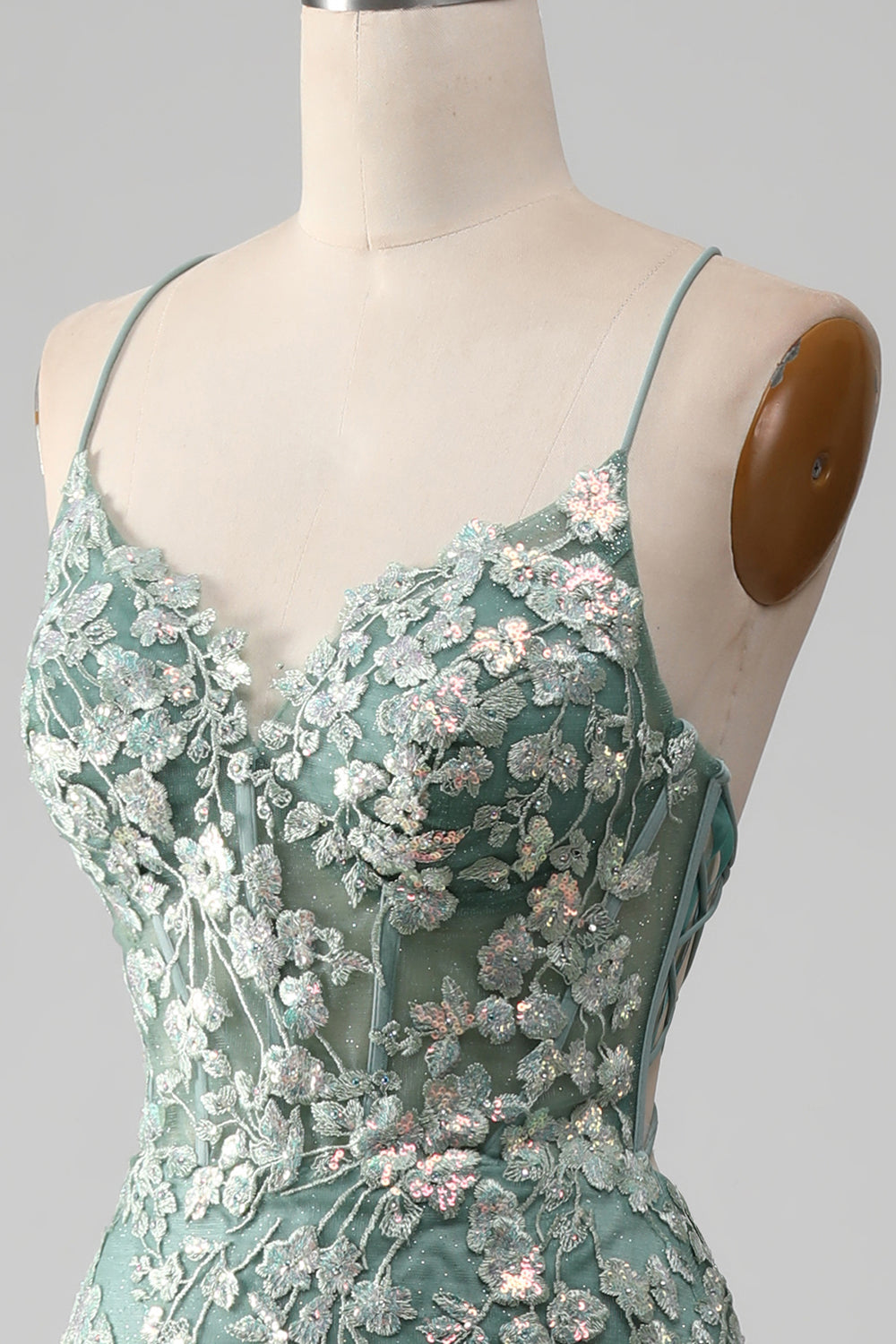 Robe de bal sirène vert clair avec des appliques et dos à lacets