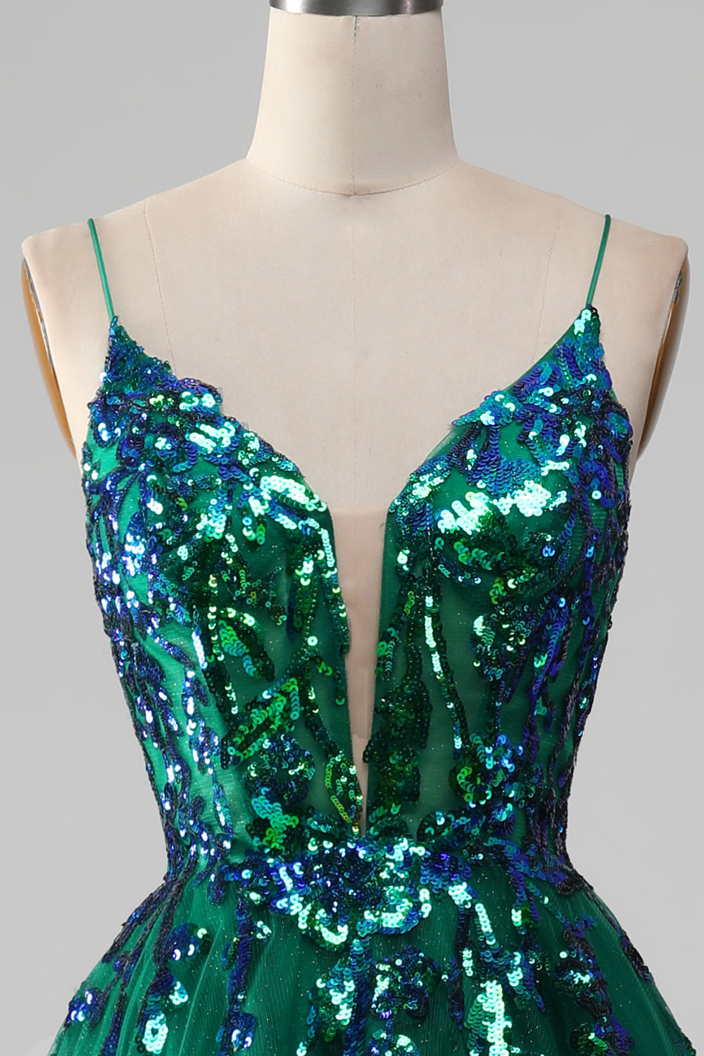 Robe de bal vert foncé en tulle à fines bretelles avec paillettes