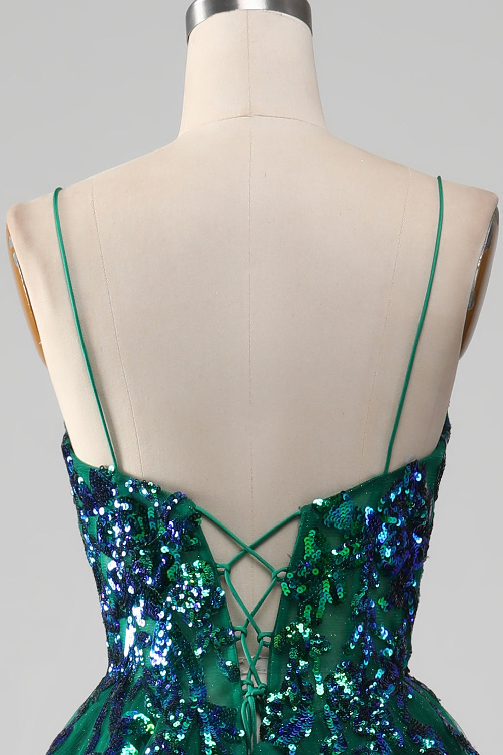 Robe de bal vert foncé en tulle à fines bretelles avec paillettes