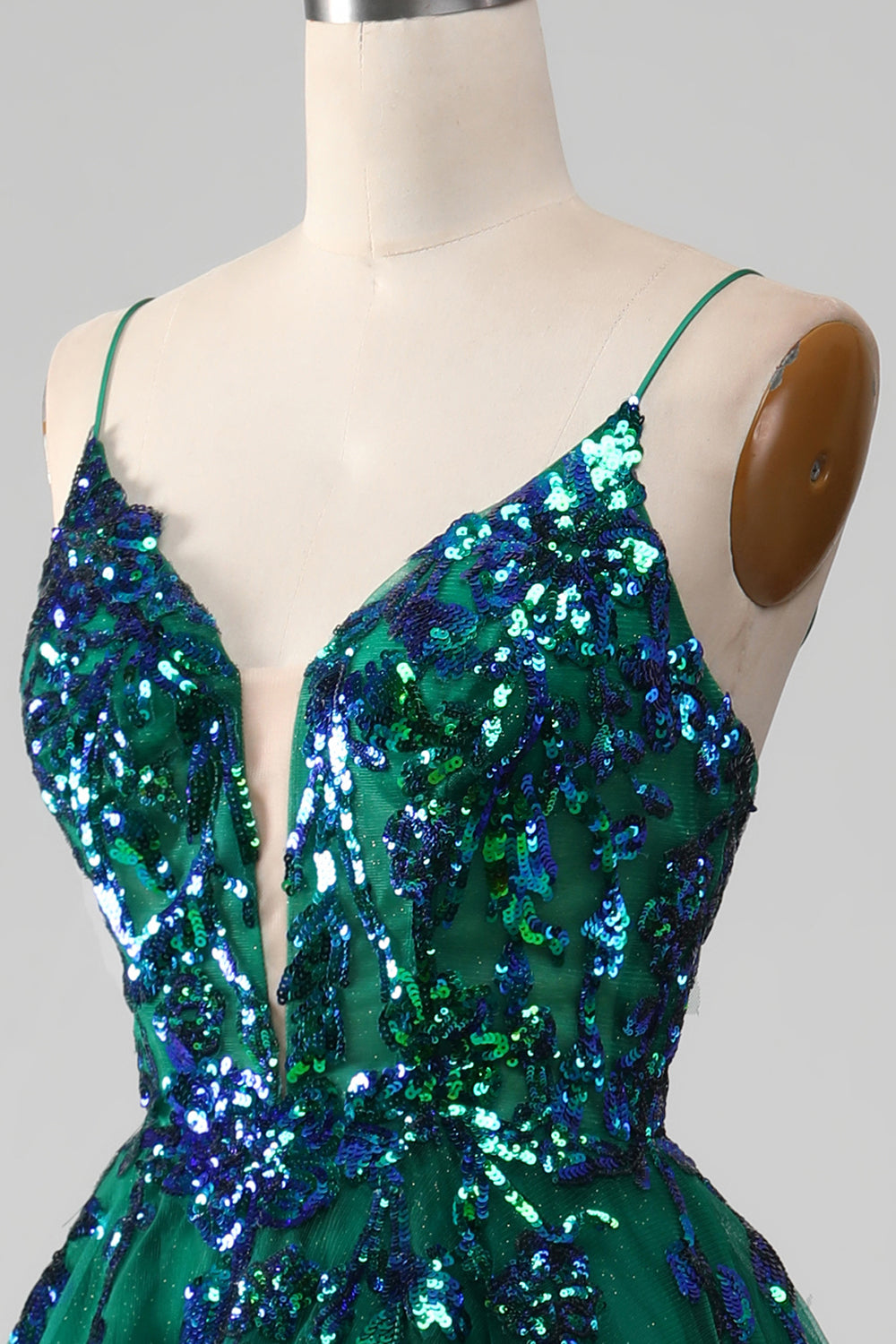 Robe de bal vert foncé en tulle à fines bretelles avec paillettes