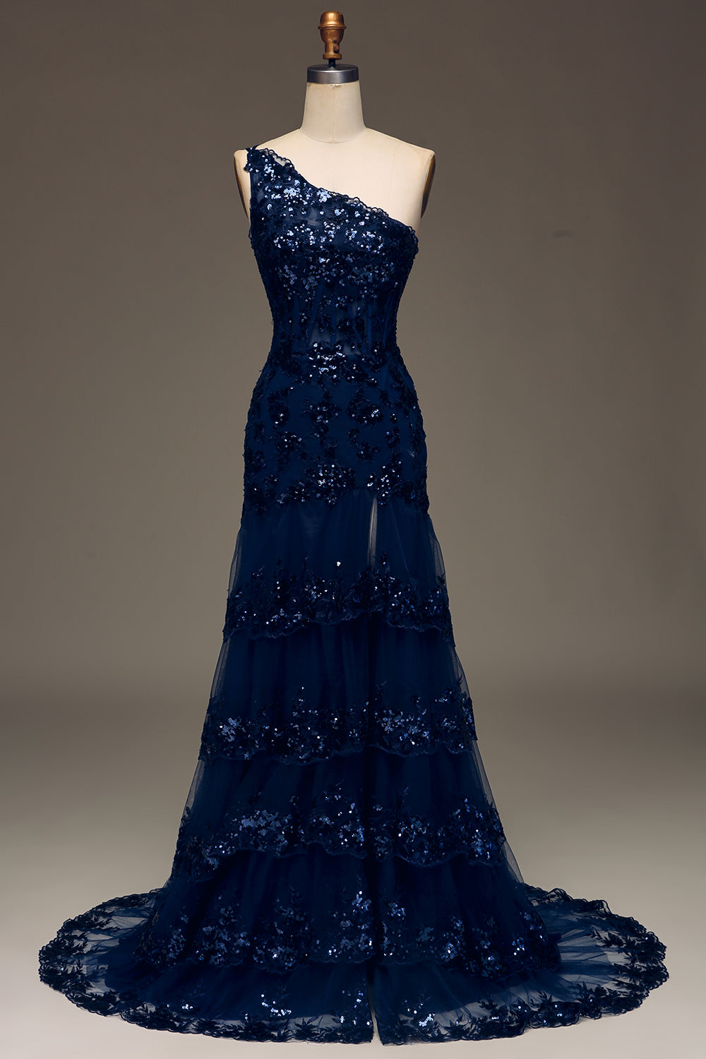Robe de bal longue une épaule en dentelle étagée bleu marine foncé pailletée avec fente