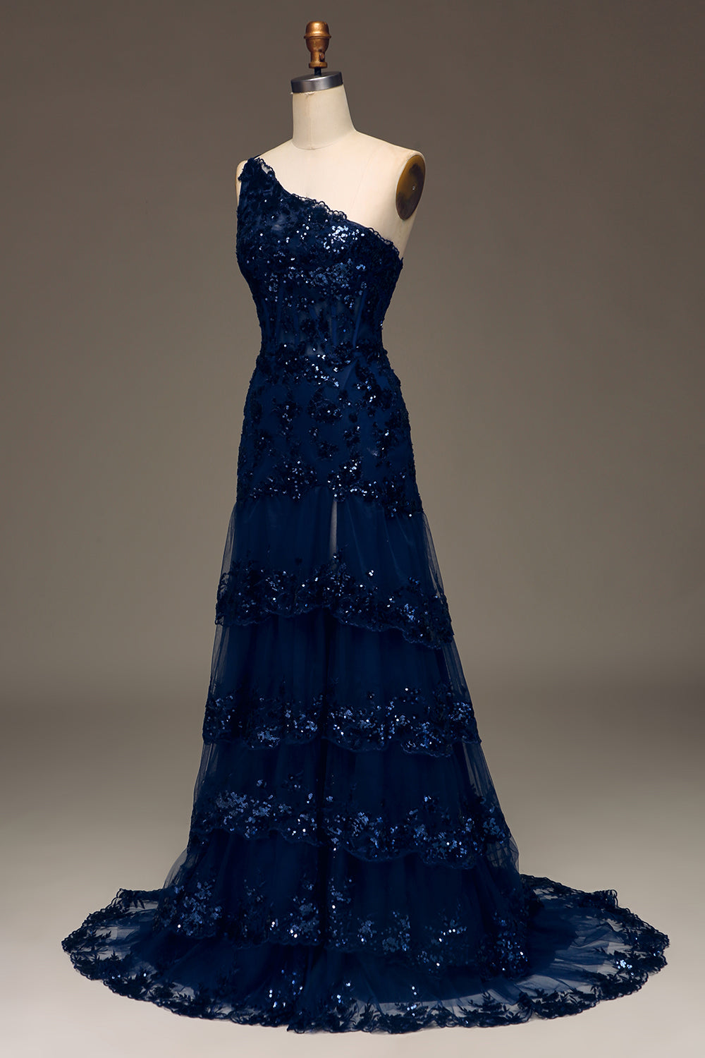 Robe de bal longue une épaule en dentelle étagée bleu marine foncé pailletée avec fente