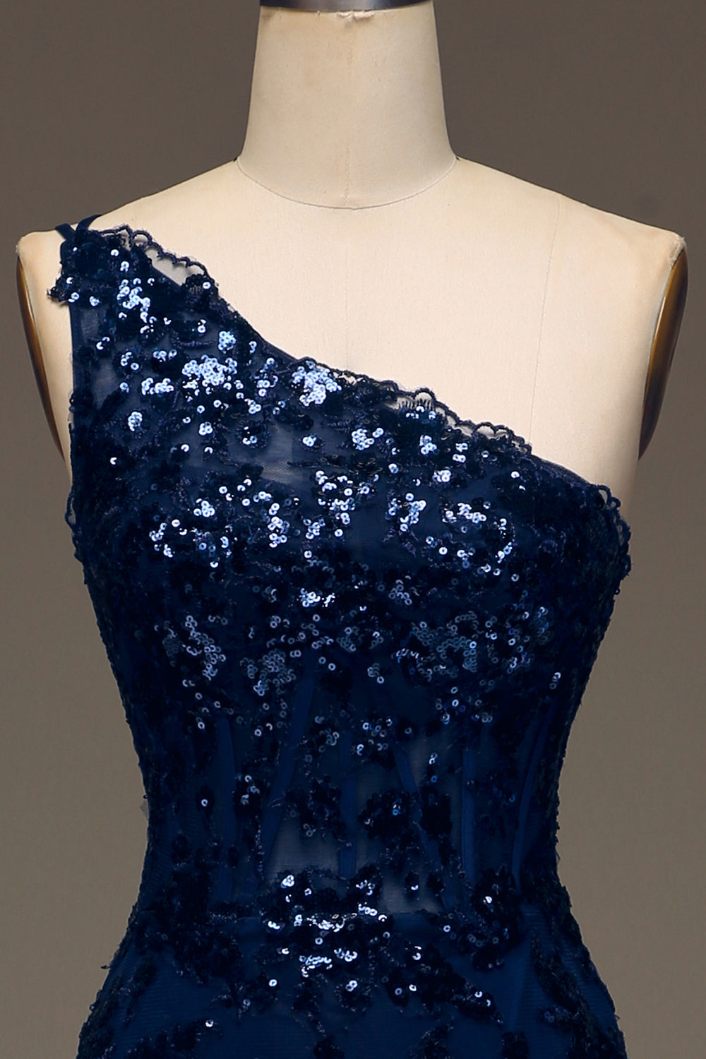 Robe de bal longue une épaule en dentelle étagée bleu marine foncé pailletée avec fente