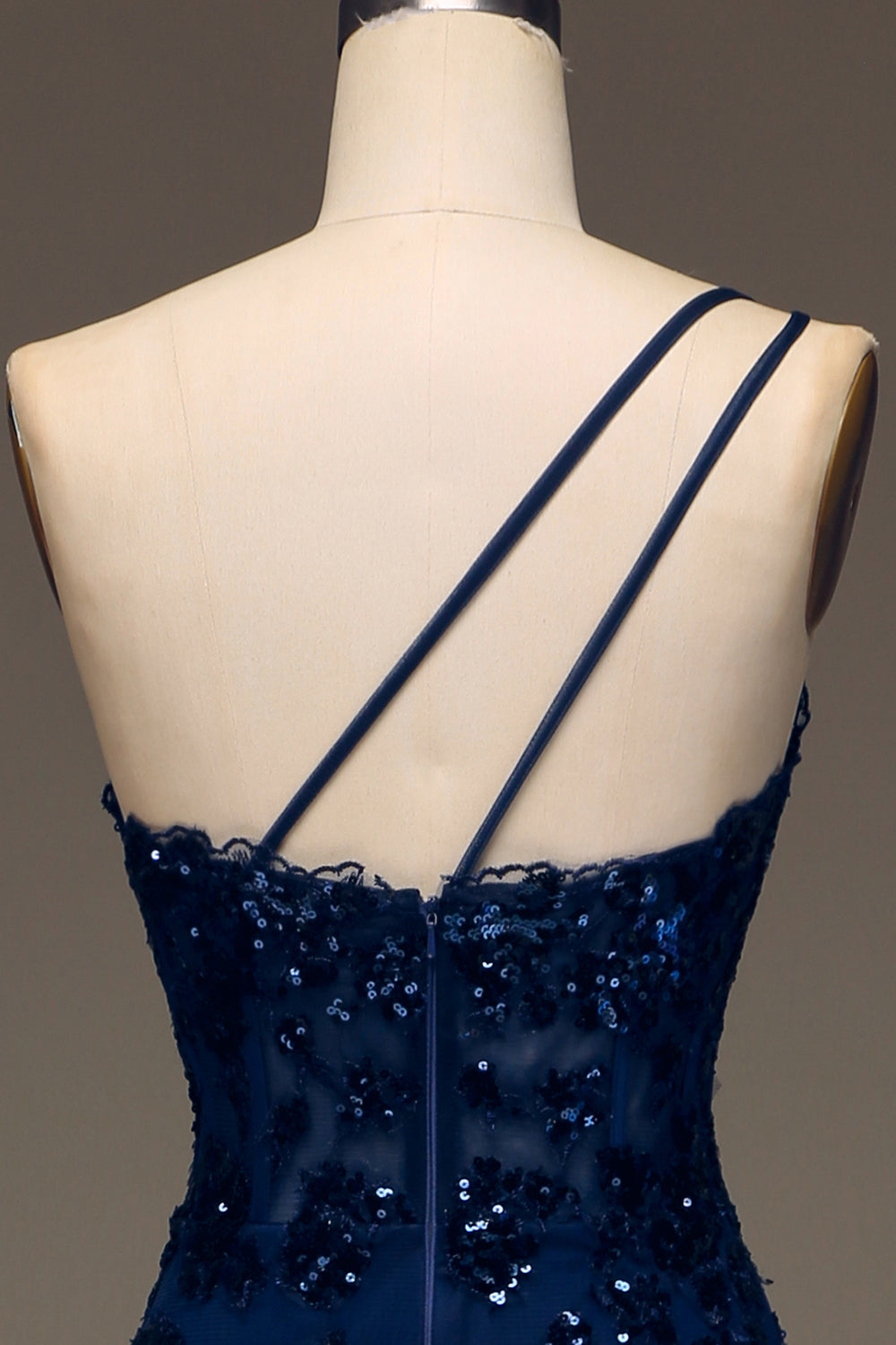 Robe de bal longue une épaule en dentelle étagée bleu marine foncé pailletée avec fente