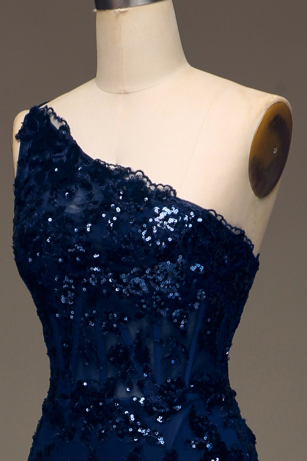 Robe de bal longue une épaule en dentelle étagée bleu marine foncé pailletée avec fente