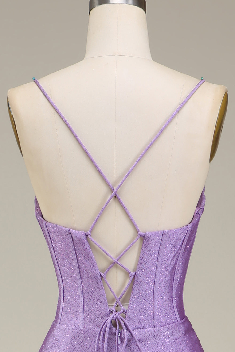Robe de bal bustier lilas en satin à fines bretelles