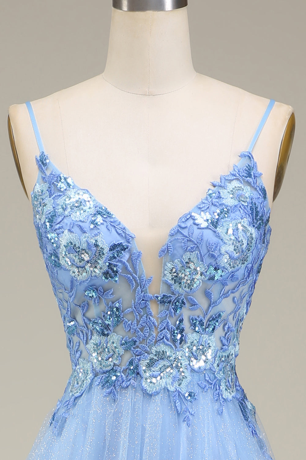 Robe de bal en tulle bleu scintillant avec applications