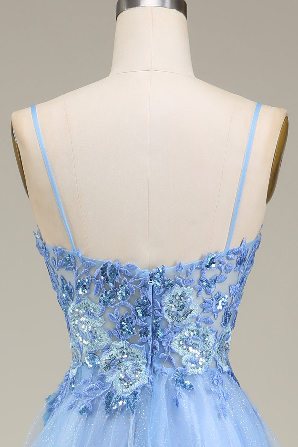 Robe de bal en tulle bleu scintillant avec applications