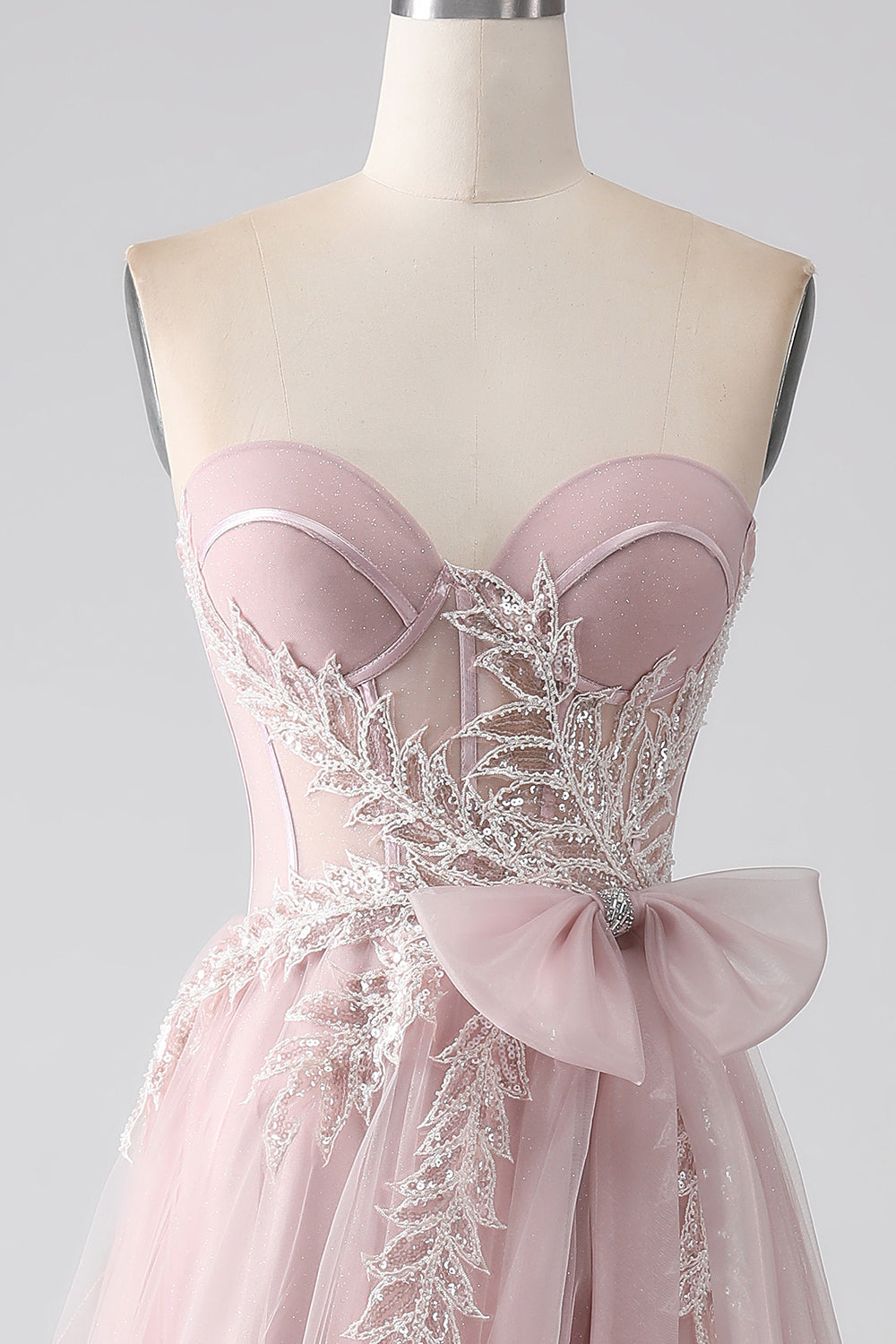 Robe de bal bustier trapèze en tulle à nœud scintillant