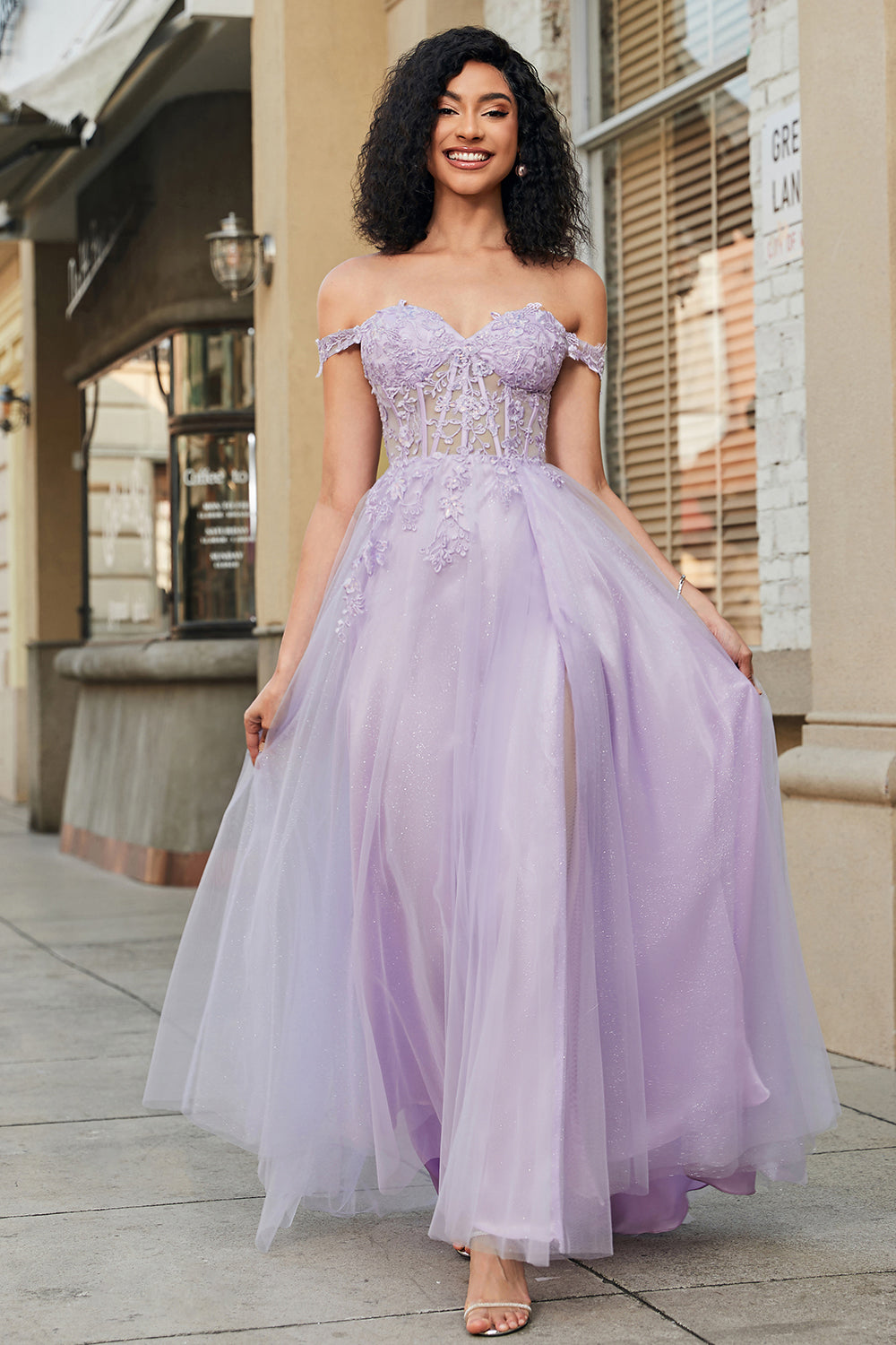 Robe de bal longue en tulle violette coupe trapèze, corset et dentelle