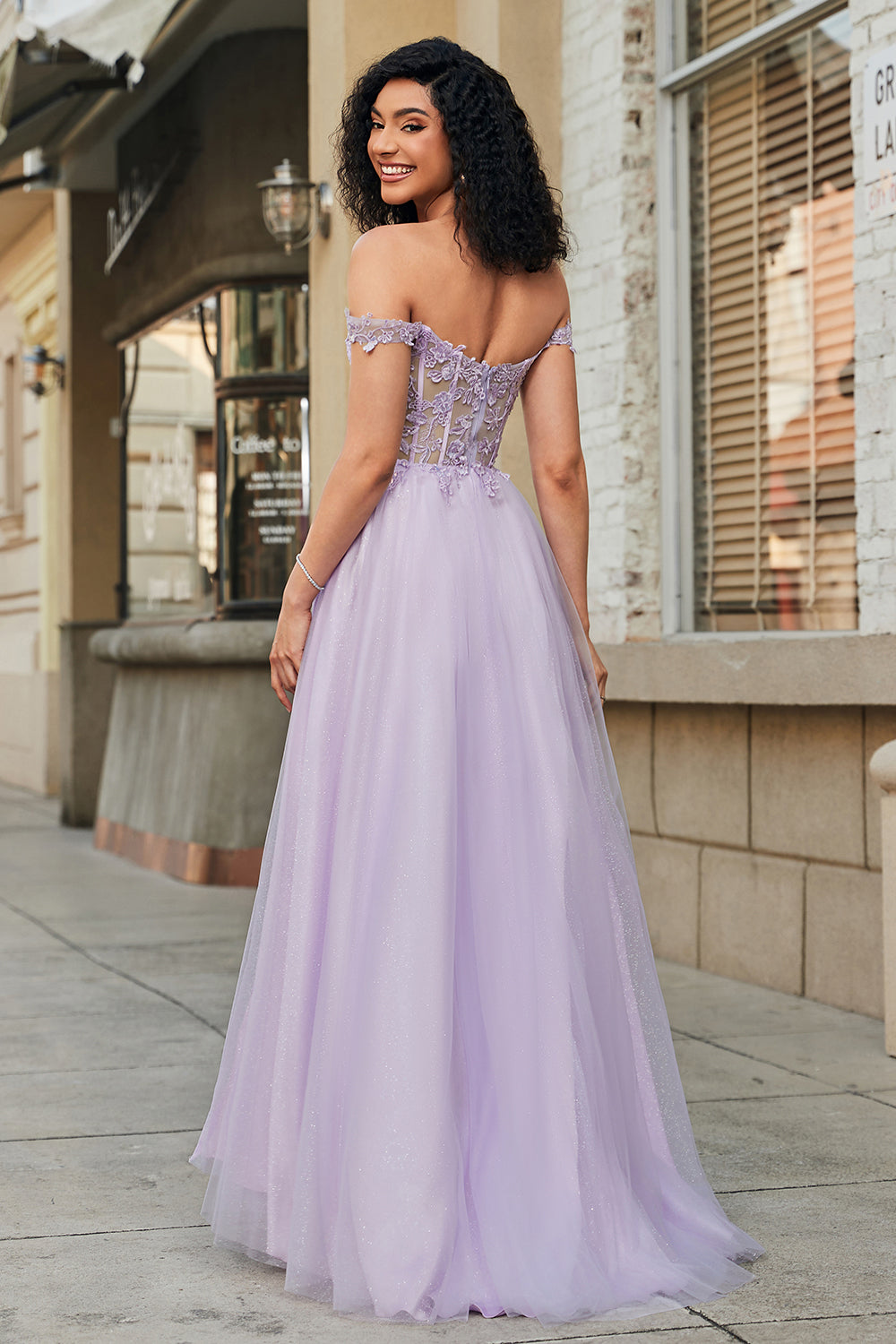 Robe de bal longue en tulle violette coupe trapèze, corset et dentelle
