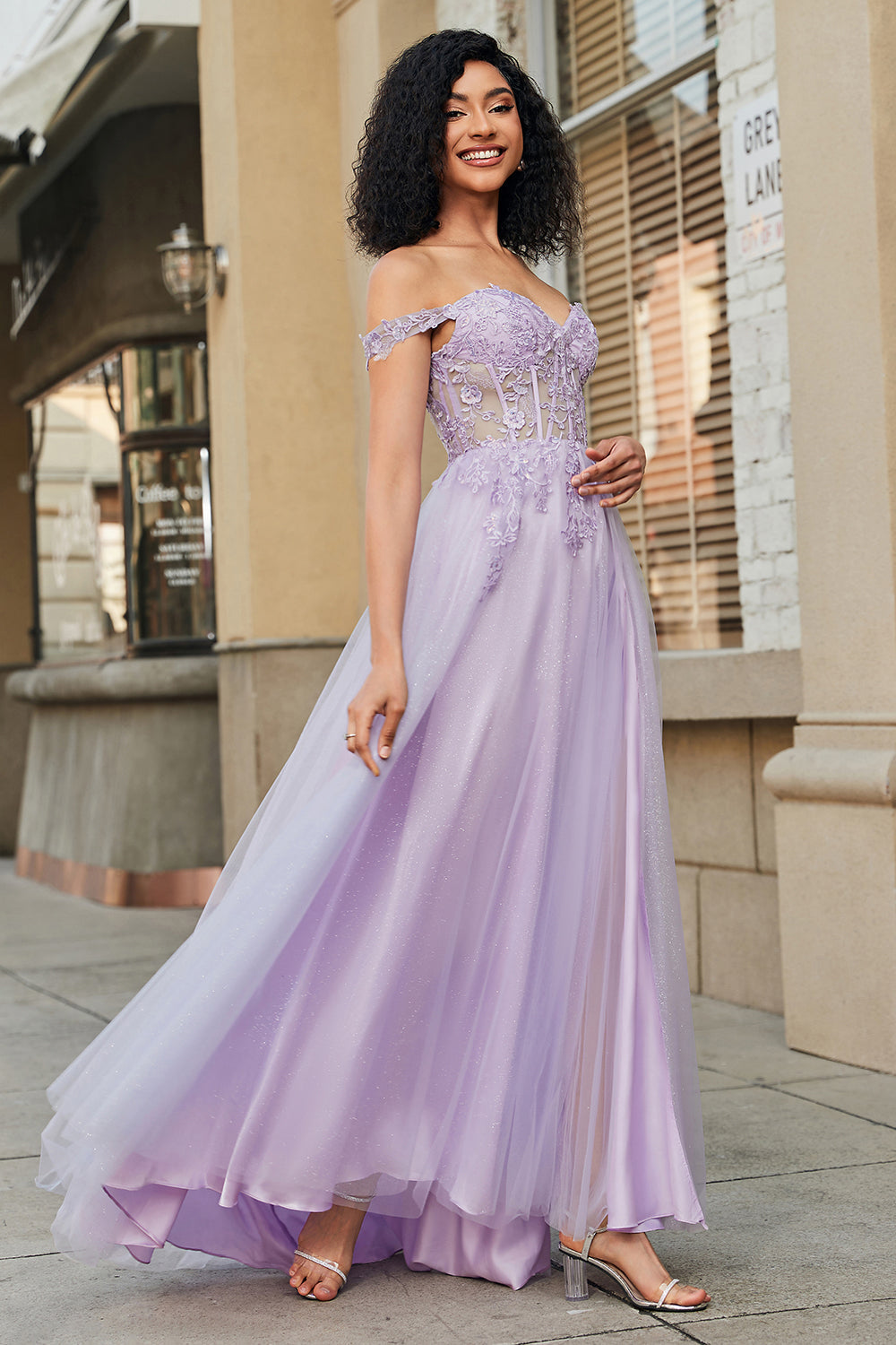 Robe de bal longue en tulle violette coupe trapèze, corset et dentelle