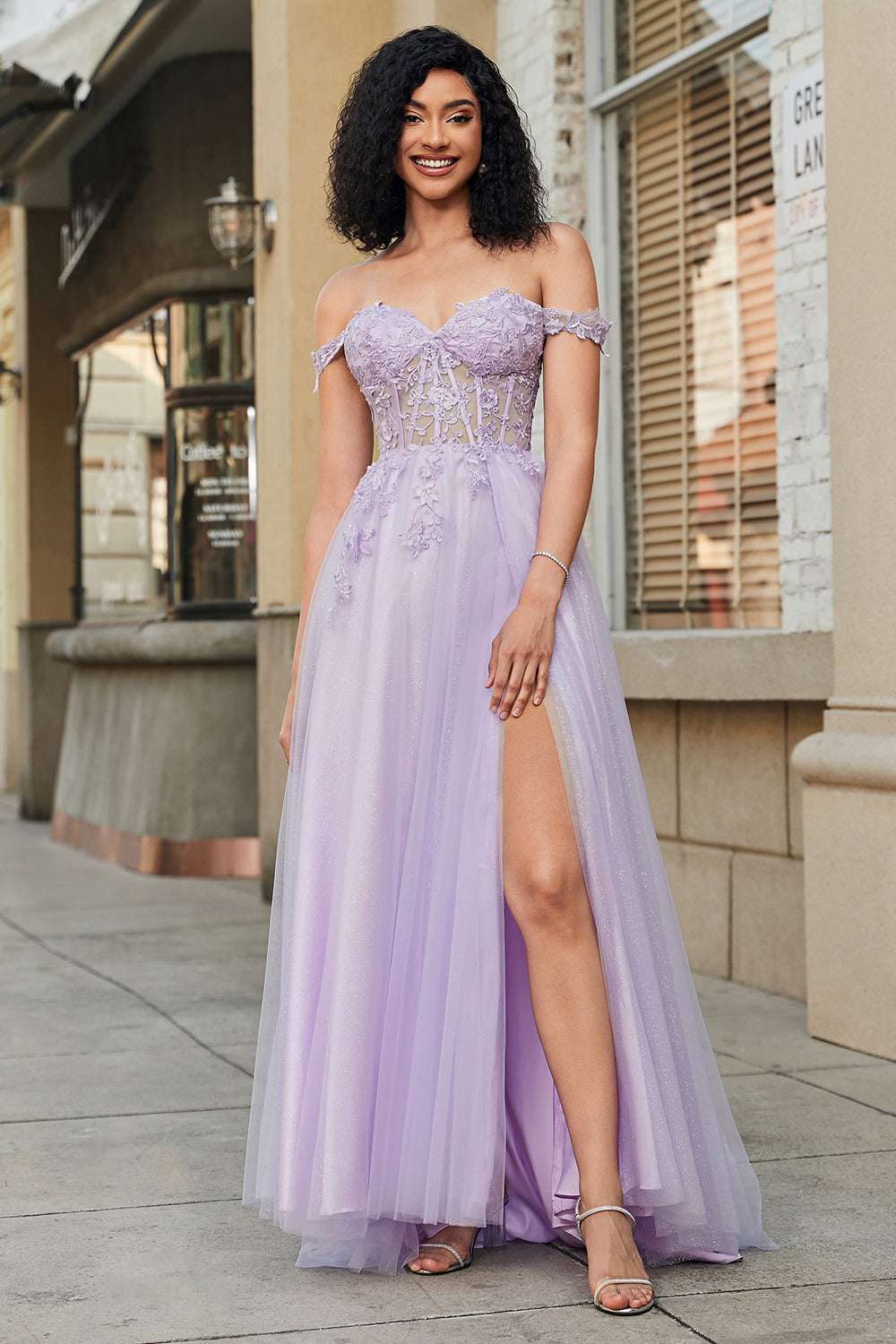 Robe de bal longue en tulle violette coupe trapèze, corset et dentelle