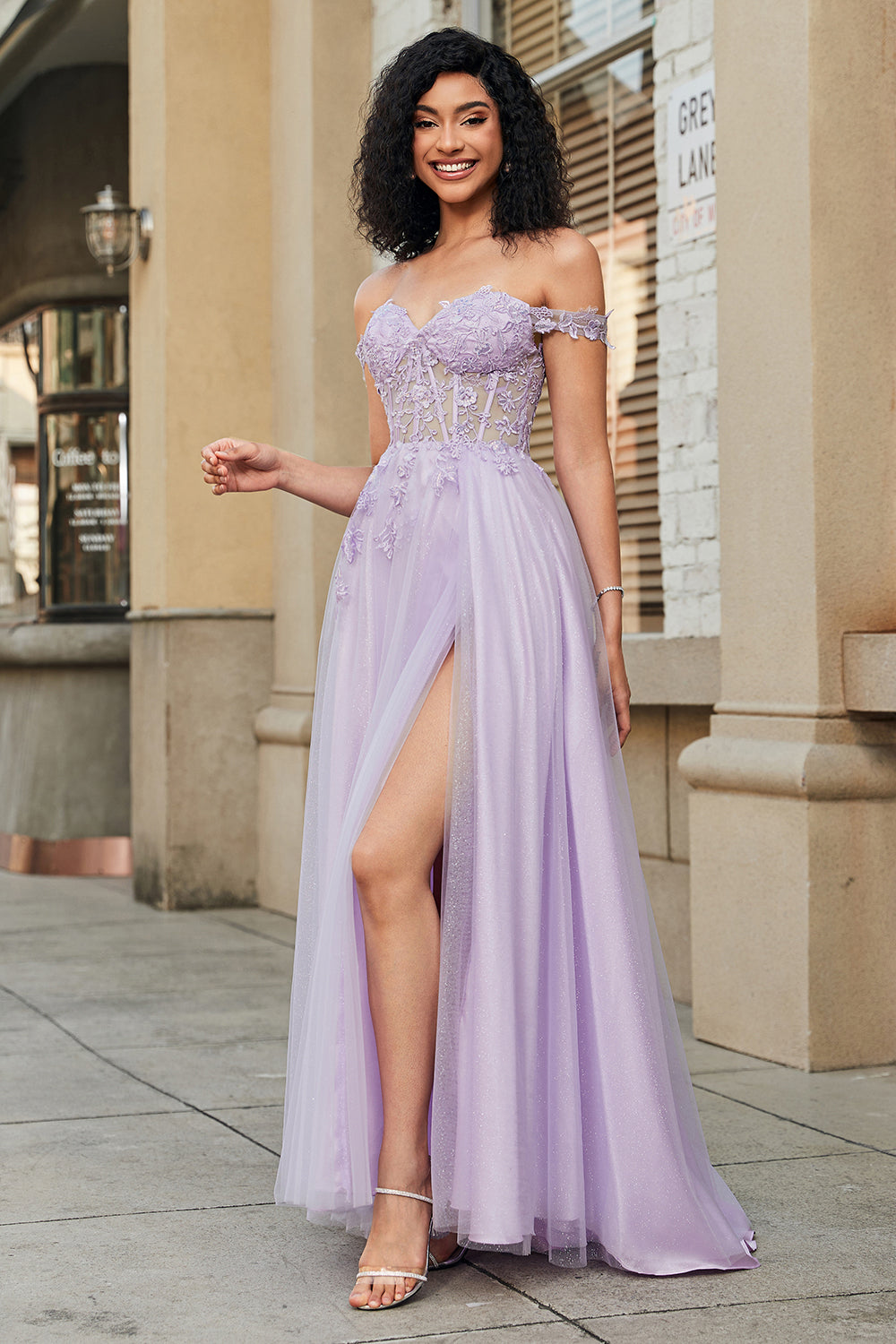 Robe de bal longue en tulle violette coupe trapèze, corset et dentelle