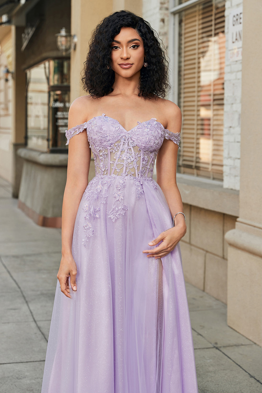 Robe de bal longue en tulle violette coupe trapèze, corset et dentelle