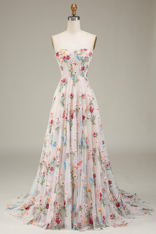 Robe de bal longue ivoire en tulle sans bretelles avec traîne et broderie