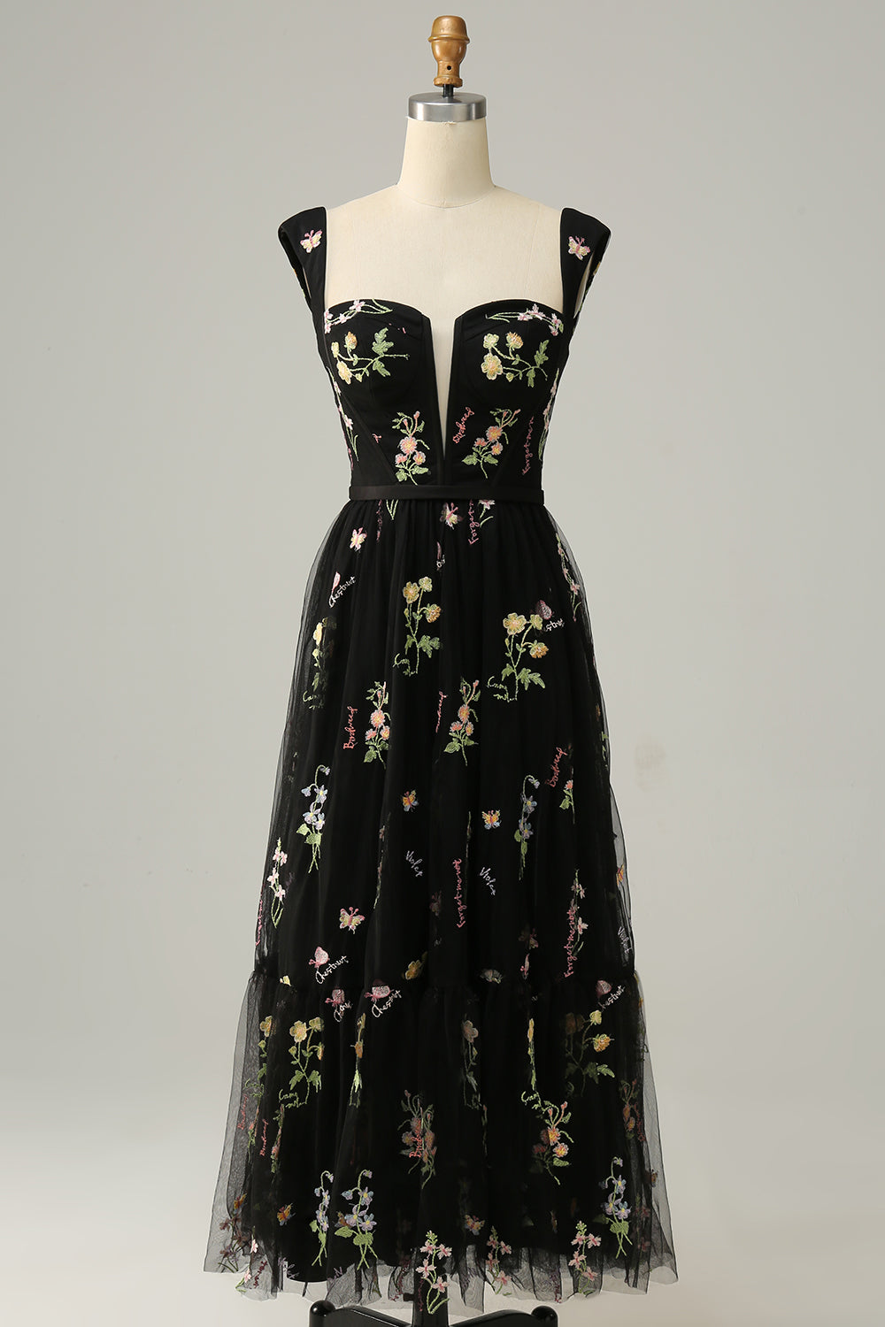 Robe de bal longue en trapèze, de couleur verte, avec un décolleté en cœur et des broderies