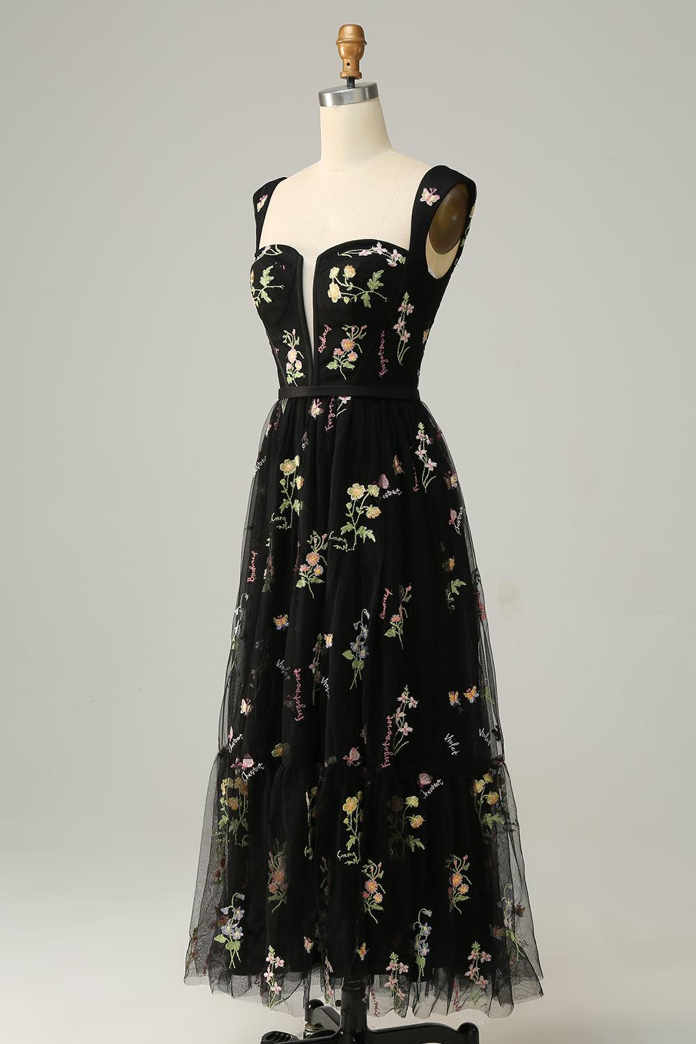 Robe de bal longue en trapèze, de couleur verte, avec un décolleté en cœur et des broderies