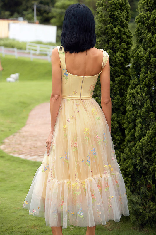 Robe de bal longue couleur champagne avec broderies
