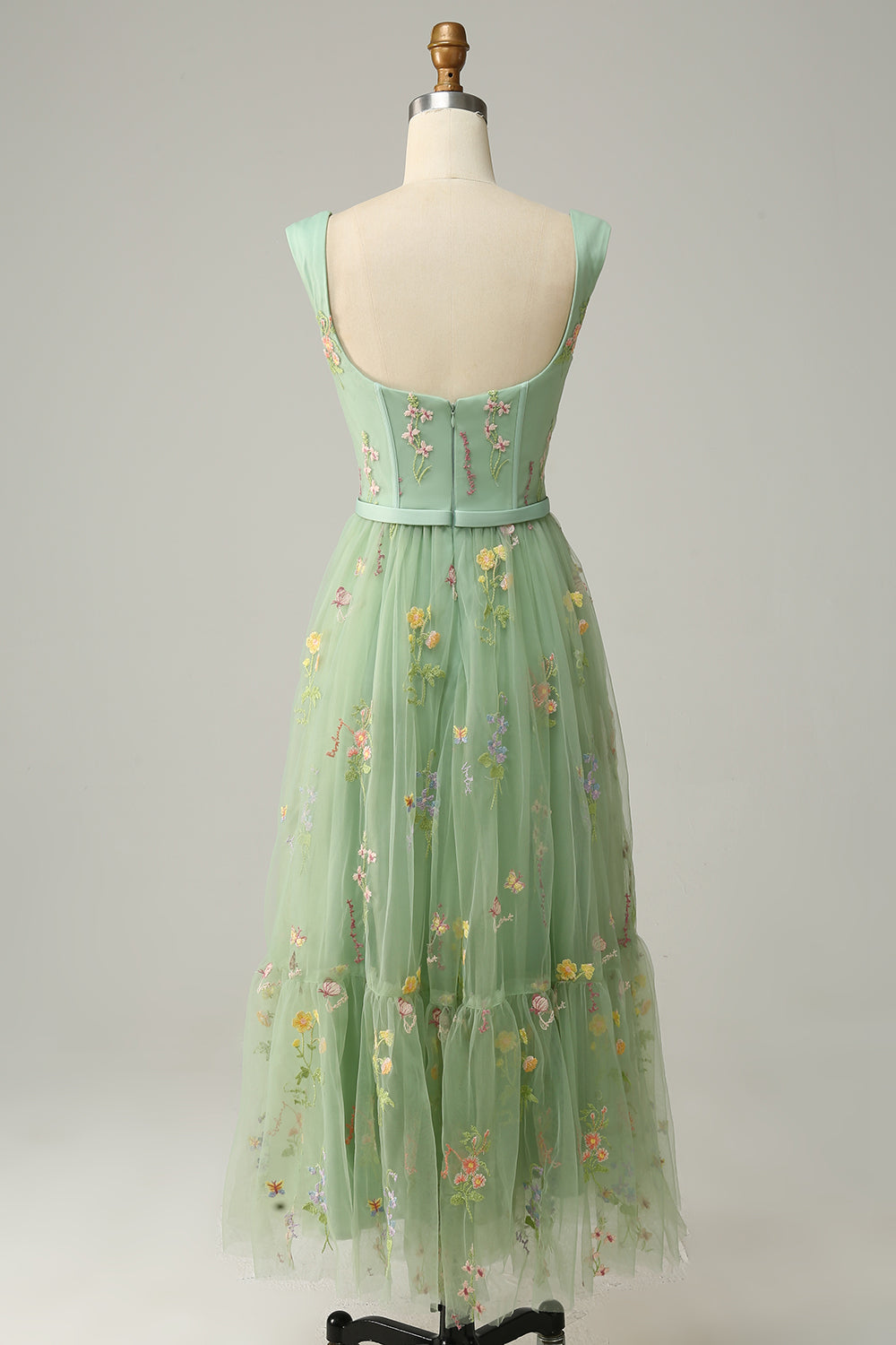 Robe de bal longue en trapèze, de couleur verte, avec un décolleté en cœur et des broderies