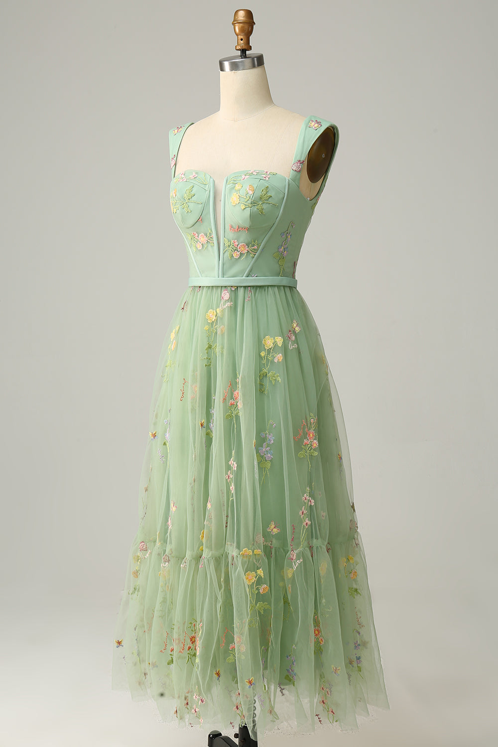 Robe de bal longue en trapèze, de couleur verte, avec un décolleté en cœur et des broderies