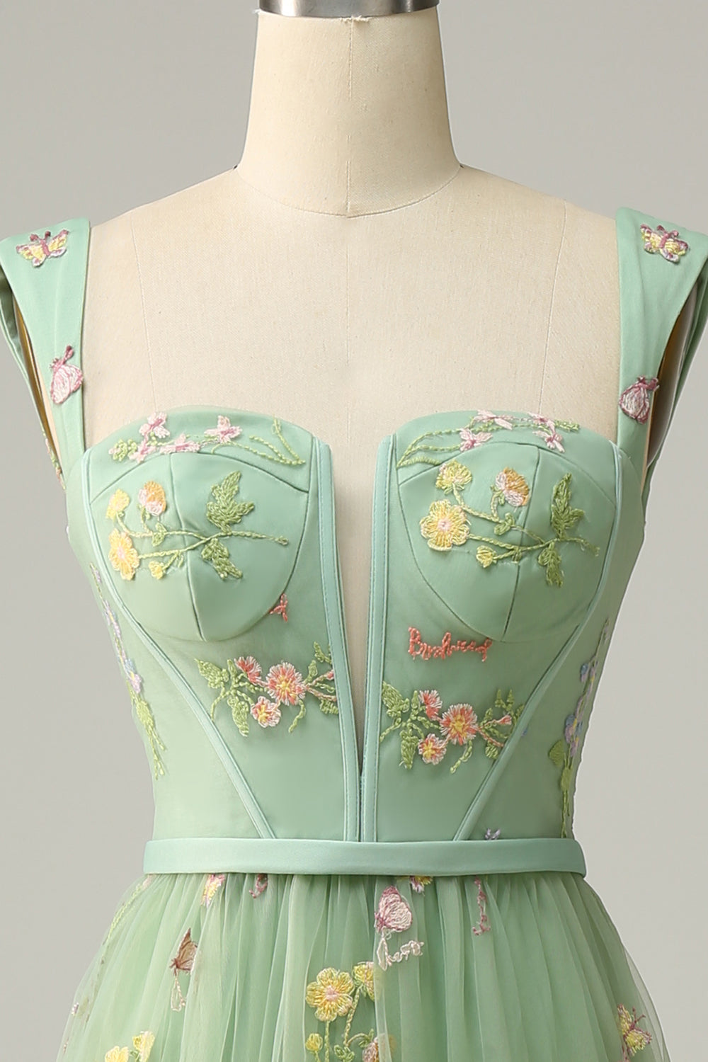 Robe de bal longue en trapèze, de couleur verte, avec un décolleté en cœur et des broderies